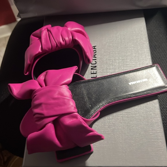 Beautiful Balenciaga shoes.  Like new.  Worn only once - Picture 4 of 4